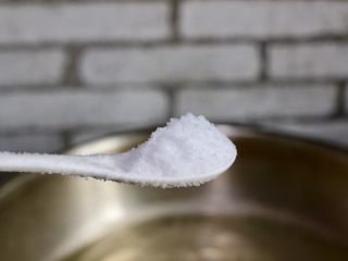 6、咖喱蔬菜,准备一锅清水，撒一大勺盐