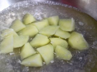 7、咖喱蔬菜,放入土豆焯水