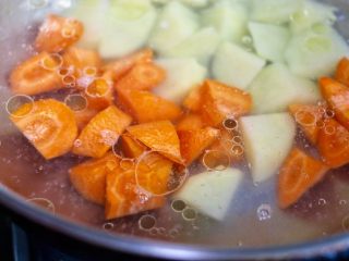 9、咖喱蔬菜,放入胡萝卜焯水