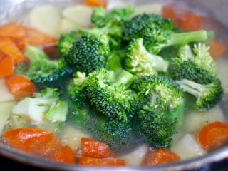 10、咖喱蔬菜,放西兰花焯水后全部捞出沥干