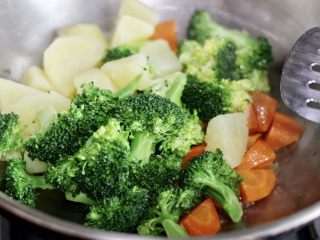 11、咖喱蔬菜,另起一锅，倒入油，把这些蔬菜都翻炒一下