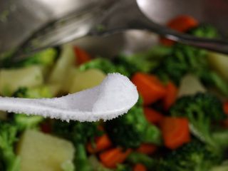 12、咖喱蔬菜,加盐调味，咖喱粉是没有咸味的