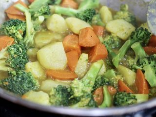 14、咖喱蔬菜,放入少许清水