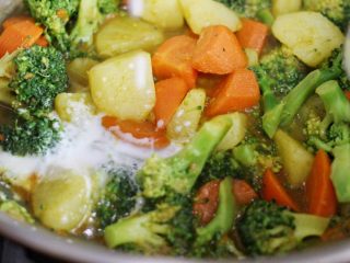 15、咖喱蔬菜,加椰浆，这时汤汁会很浓稠