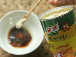 3、宫保杏鲍菇,把醋、蚝油、鸡粉,糖倒入碗内,再加入半匙淀粉。