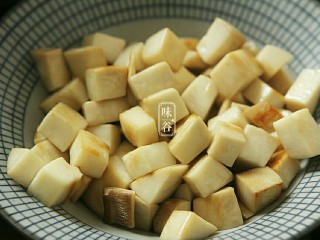 6、宫保杏鲍菇,杏鲍菇丁缩小变成金黄色,倒出备用。