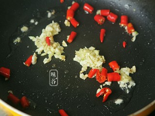 7、宫保杏鲍菇,锅内放油,倒入姜蓉和蒜蓉、红辣椒煸炒出香味。