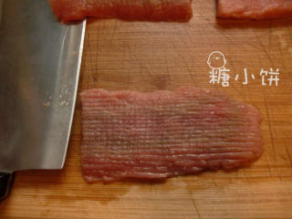 2、糖醋里脊,然后在表面密密地切上十字花刀