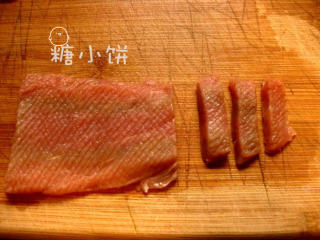 4、糖醋里脊,最后再改刀成宽约1cm的肉条就可以了