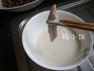 7、糖醋里脊,预热油锅,腌制好的里脊肉条蘸面糊