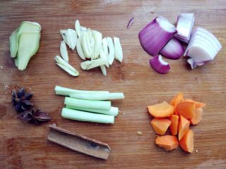 4、土豆烧排骨,准备好其他材料。胡萝卜和洋葱也可以不放，但是放了营养和口味更好些。