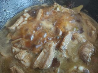 9、土豆烧排骨,大火烧开后撇去浮沫，盖上锅盖炖30分钟左右