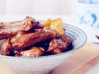 12、土豆烧排骨,盛出即可