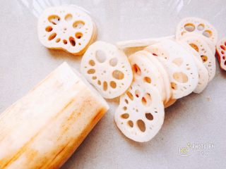 1、糖醋藕片(爱吃醋人士首选),脆藕清洗干净,切成薄片。