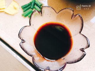 3、糖醋藕片(爱吃醋人士首选),将醋、生抽、细砂糖、盐依次倒入,搅拌均匀。