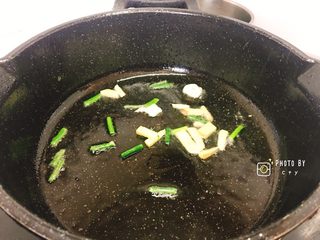 5、糖醋藕片(爱吃醋人士首选),热锅倒油,油热之后倒入葱姜蒜炒出香味。