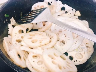 6、糖醋藕片(爱吃醋人士首选),倒入沥干水分的藕片,翻炒片刻。