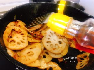 8、糖醋藕片(爱吃醋人士首选),倒入少许香油,继续翻炒。