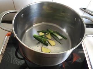 3、花涧香展,锅中放油，煸香葱姜