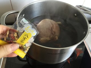 5、花涧香展,放入牛肉、八宝茶、冰糖、盐，大火烧开候改小火煮1个半小时，再焖半小时