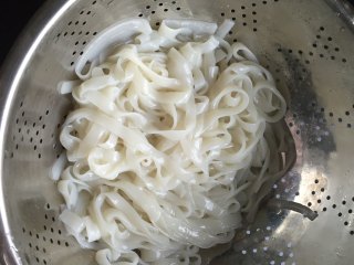 6、花涧香展,干河粉事先浸泡6小时以上，开水煮开后放入河粉煮熟捞出，用凉水冲洗一下滤干水分，再用油拌匀