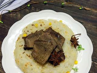 7、花涧香展,把河粉放入平底锅煎到两面金黄，再把牛肉切片摆盘放在河粉上即可