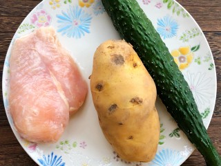 1、炒三丁,准备食材