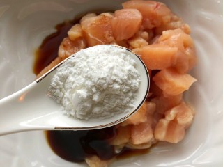 3、炒三丁,一勺淀粉＋一勺蚝油＋一勺生抽