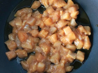 6、炒三丁,起锅烧油，倒入鸡肉丁炒至八分熟。