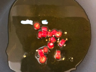 8、炒三丁,起锅烧油，倒入红辣椒爆香