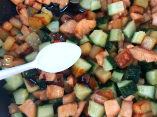 11、炒三丁,加少许盐