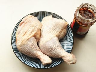 1、香辣口水鸡,鸡腿清洗干净。