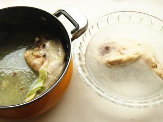 4、香辣口水鸡,煮好的鸡腿迅速投入冰水中降温。