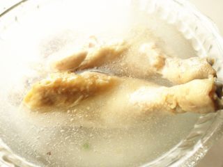 5、香辣口水鸡,再换水浸泡一会，这样鸡皮会比较爽滑紧致。