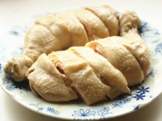 10、香辣口水鸡,放入盘子里。