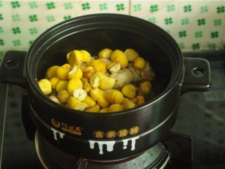 6、板栗烧鸡,炒至鸡块紧缩有些出油的时候,倒入板栗,翻炒几下