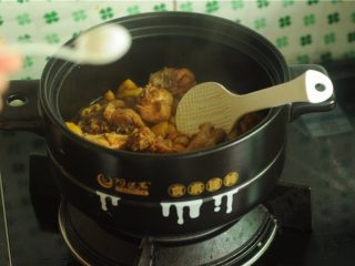 11、板栗烧鸡,放盐调味