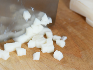 2、又到莲藕季，香煎藕饼才是王道！喷香四溢，简单易学好上手！,再将藕切丁备用