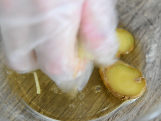 4、又到莲藕季，香煎藕饼才是王道！喷香四溢，简单易学好上手！,用手捏出葱姜汁