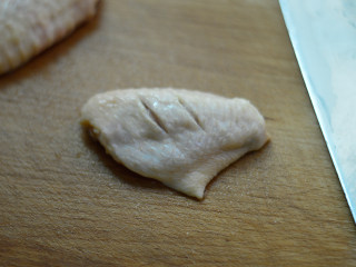 3、可乐鸡翅,鸡翅洗净，表面划两刀