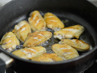 6、可乐鸡翅,煎至表皮焦黄后翻转煎另外一面