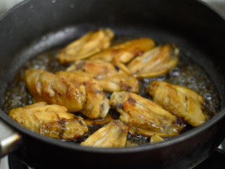 8、可乐鸡翅,倒入酱油，翻炒均匀