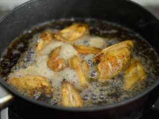 10、可乐鸡翅,我这个是听装，一罐330ml刚好，不用加水了