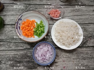 6、时蔬炒面,面条煮好后捞出来过两遍凉水备用