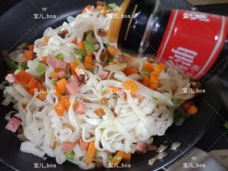 13、时蔬炒面,加入生抽，盐和胡椒粉翻炒
