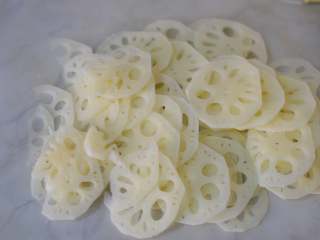 2、凉拌藕片,藕去皮，切薄片