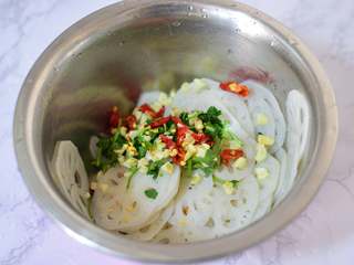 6、凉拌藕片,姜蒜末，香菜段，辣椒段放在藕片中。