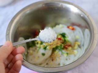 8、凉拌藕片,加入白糖