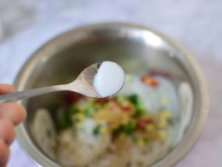 9、凉拌藕片,加入盐