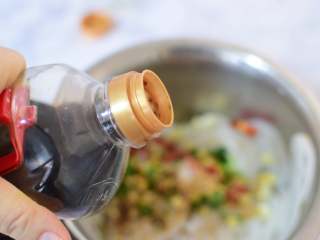 11、凉拌藕片,加入生抽